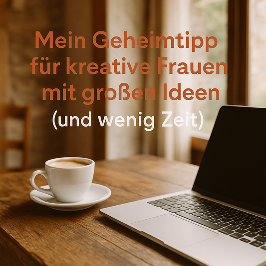 Ein gemütlicher Landhaus-Arbeitsplatz mit Laptop und Kaffee – ideal für kreative Frauen, die effizient von zu Hause aus arbeiten möchten.