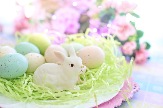 Osterhase in einem Nest aus bunten Eiern