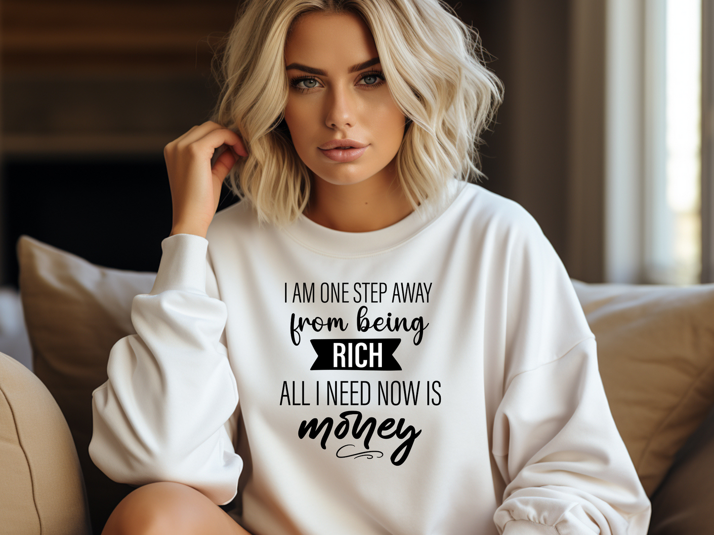 Lustiger Pullover mit „I am one step away from being rich, all I need now is money.“ Bequem, witzig und perfekt für coole Statement-Looks!