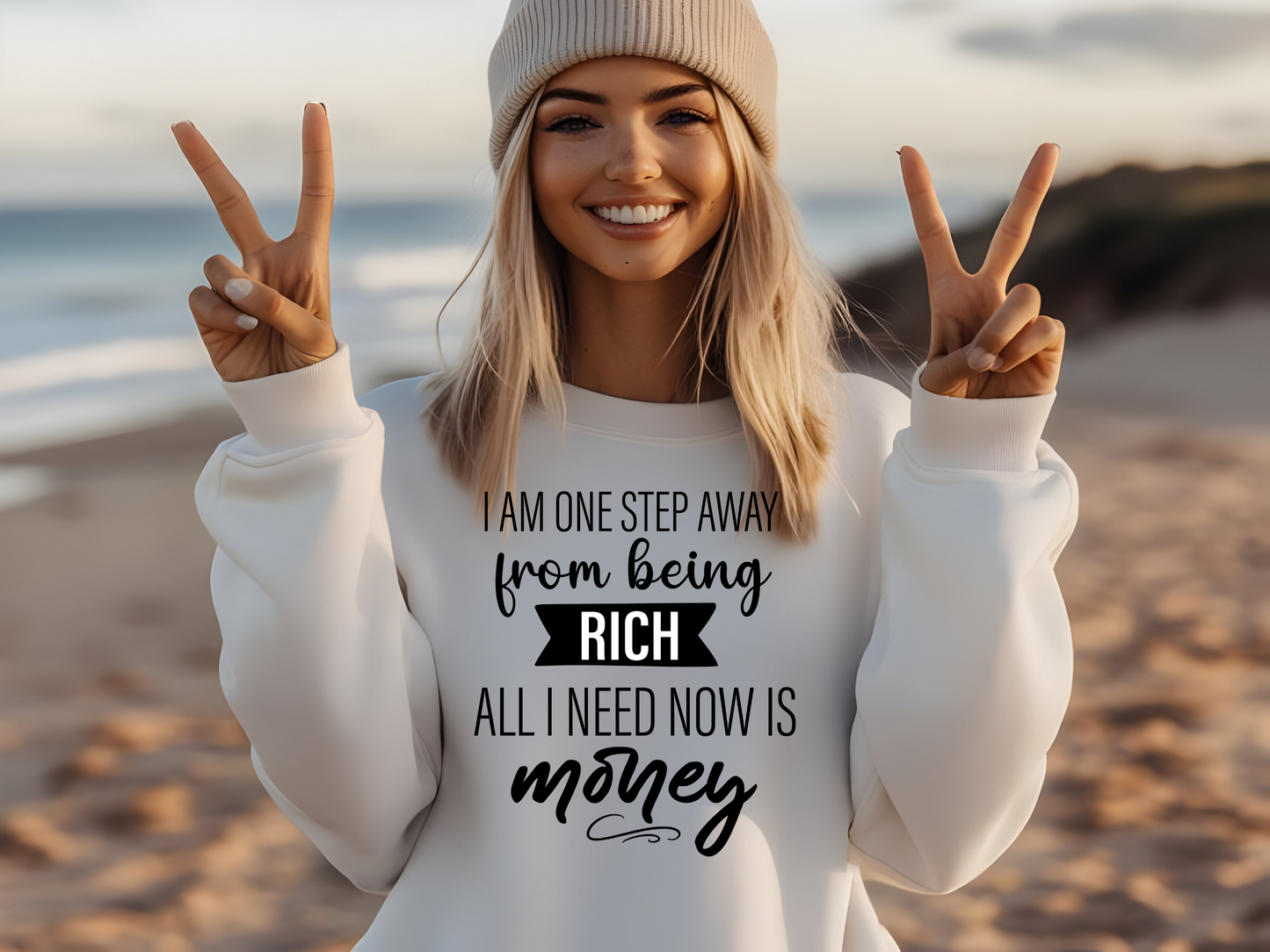 Lustiger Pullover mit „I am one step away from being rich, all I need now is money.“ Bequem, witzig und perfekt für coole Statement-Looks!