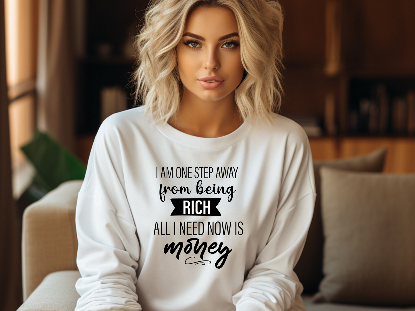 Lustiger Pullover mit „I am one step away from being rich, all I need now is money.“ Bequem, witzig und perfekt für coole Statement-Looks!