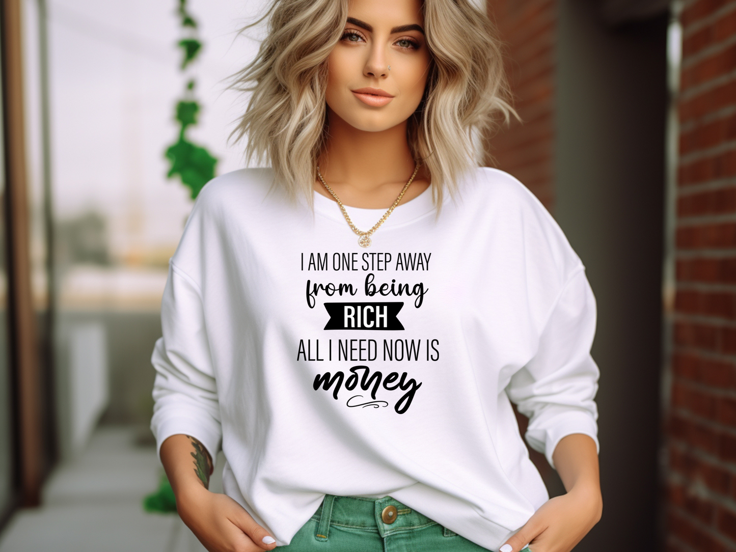 Lustiger Pullover mit „I am one step away from being rich, all I need now is money.“ Bequem, witzig und perfekt für coole Statement-Looks!