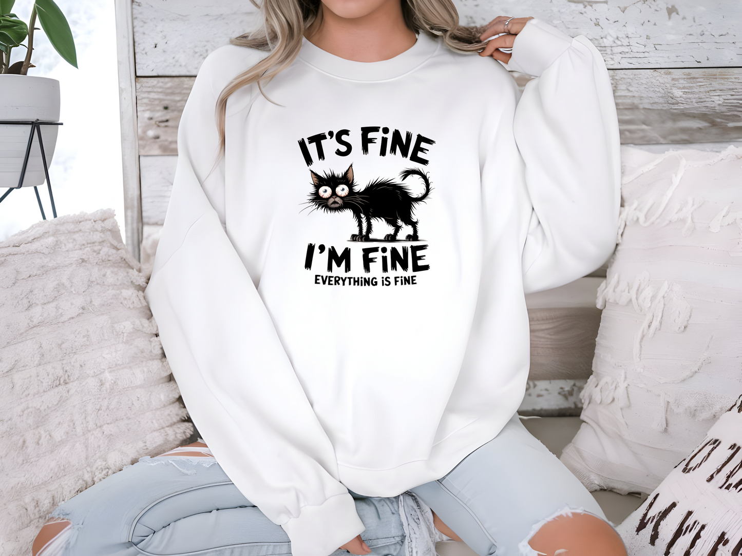 Pullover mit It’s fine, I’m fine, everything is fine und gestresster schwarzer Katze – perfekt für humorvolle Katzenfans.
