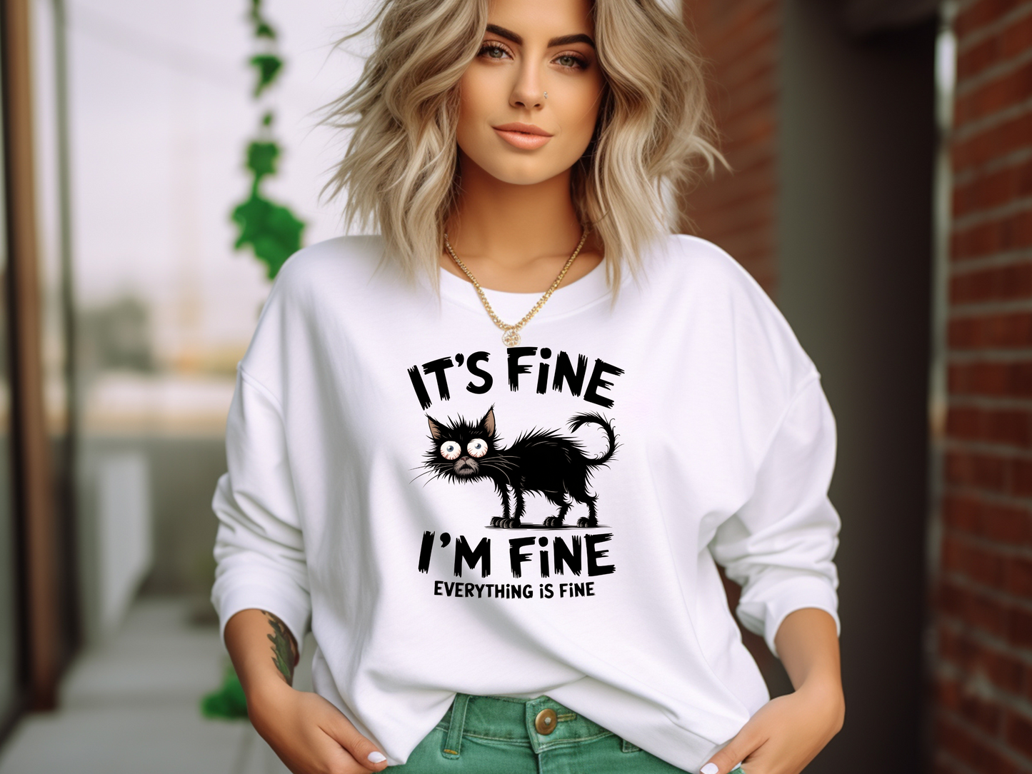 Pullover mit It’s fine, I’m fine, everything is fine und gestresster schwarzer Katze – perfekt für humorvolle Katzenfans.