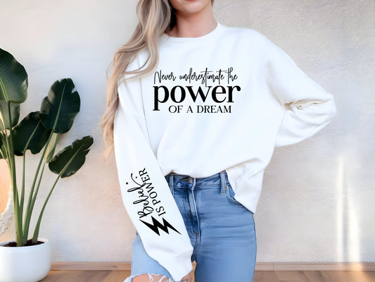 Inspirierender Pullover mit „Never underestimate the power of a dream. Belief is Power.“ Für alle, die groß träumen und an sich glauben!