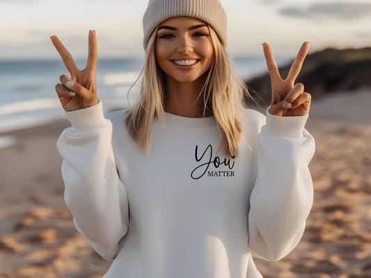 Positiver Pullover mit "You Matter" auf der Brust und inspirierendem Spruch am Rücken. Verbreite gute Vibes und bleib cozy dabei!
