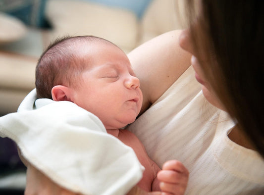 Mama mit ihrem Baby auf dem Arm 