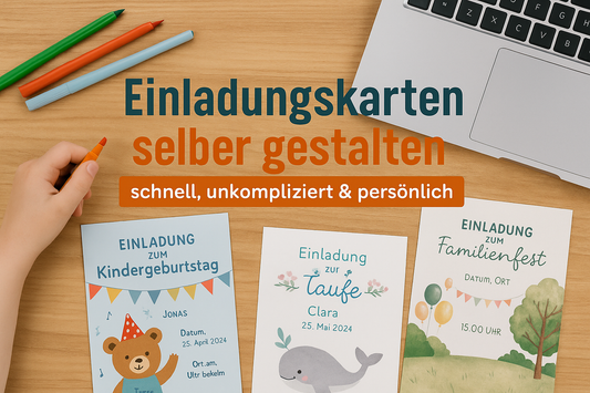 Titelbild mit Einladungskarten zum Kindergeburtstag, zur Taufe und zum Familienfest. Auf dem Tisch liegen Karten, Buntstifte und ein Laptop.