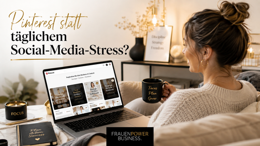 Frau arbeitet entspannt am Laptop mit geöffnetem Pinterest-Dashboard und plant Inhalte ohne hektischen Social-Media-Druck.
