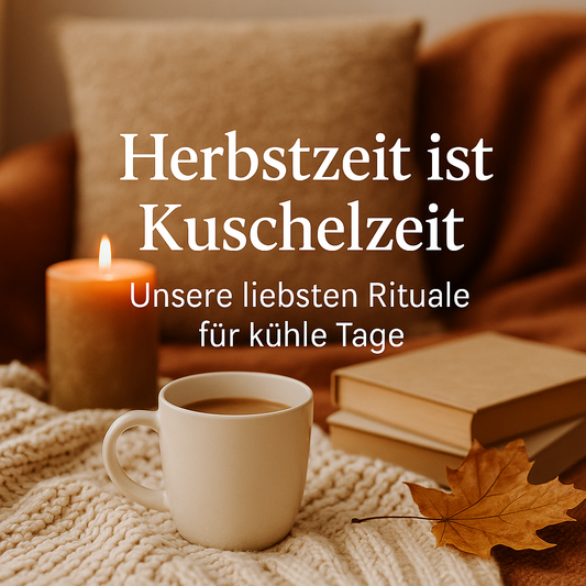 Quadratisches Titelbild mit herbstlicher Stimmung: Eine Kerze, eine Tasse Kaffee, Bücher und ein Ahornblatt liegen auf einer kuscheligen Decke, darüber der Text „Herbstzeit ist Kuschelzeit – Unsere liebsten Rituale für kühle Tage