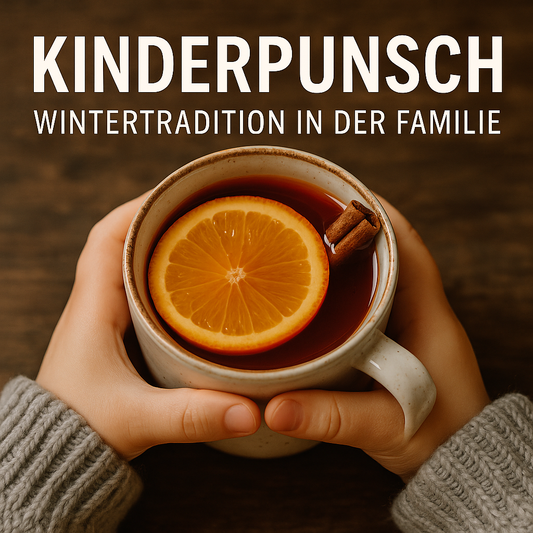 Kinderhände halten einen warmen Becher Kinderpunsch mit Orangenscheibe und Zimtstange – Symbol für Wintertradition und Familienzeit.