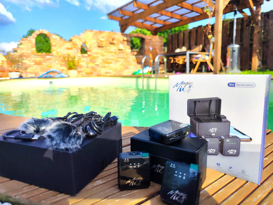 MagicMic 3. Generation Mikrofon-Set mit Zubehör und Verpackung, aufgenommen am Pool. Das Bild zeigt Ladecase, Mikrofone mit Fell-Windschutz und Kabel – ideal für Content Creator, die professionellen Sound suchen.