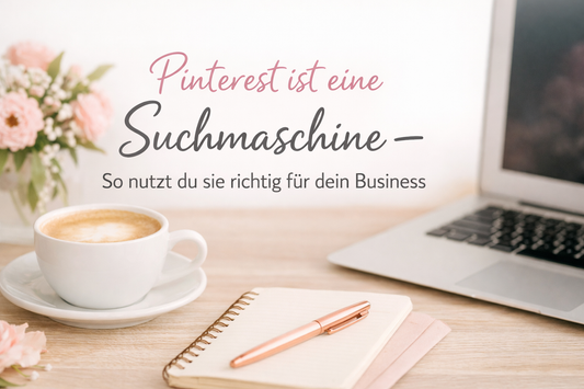 Titelbild zum Blogartikel „Pinterest ist eine Suchmaschine“ mit Laptop, Notizbuch, Kaffee und ruhiger Arbeitsatmosphäre