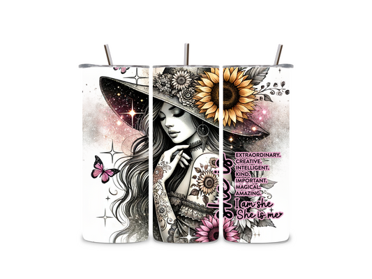 Glitzernder Edelstahlbecher mit She is Me Spruch, Frau mit Hut und Sonnenblume. Ein stylischer, inspirierender Begleiter für jeden Tag!