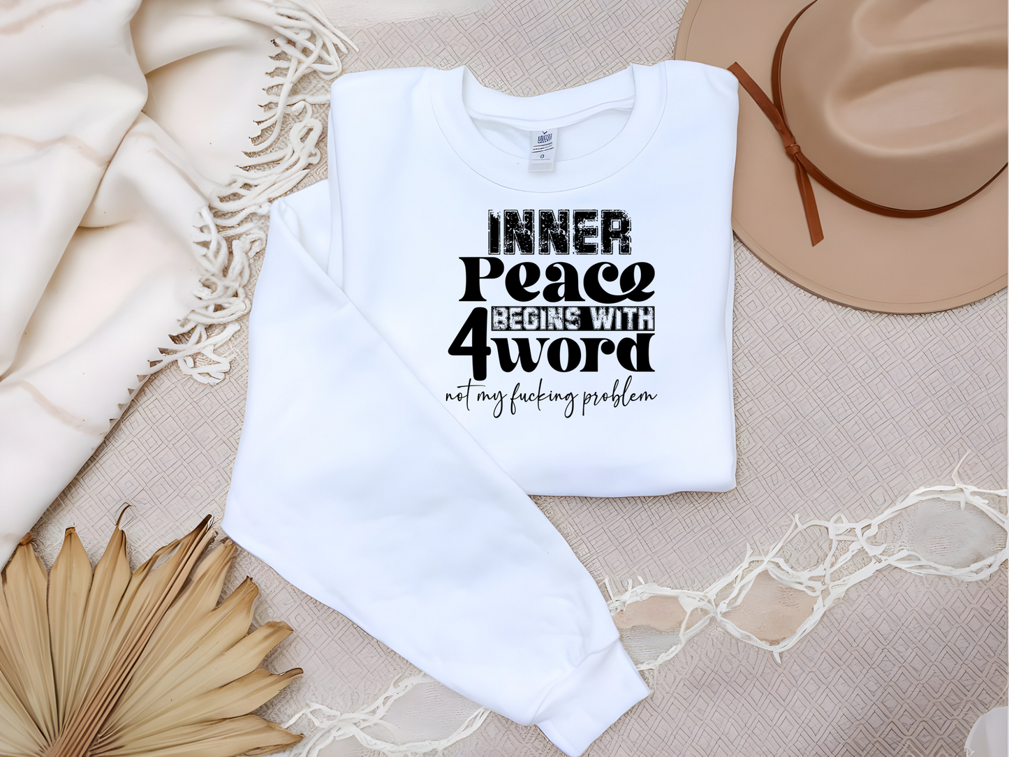 Frecher Pullover mit „Inner Peace begins with 4 Words: Not my fucking Problem“. Bequem, humorvoll und perfekt für klare Statements!