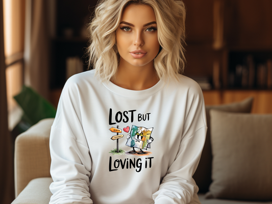 Lost but Loving It Pullover – Statement Hoodie Damen – Pullover mit Spruch lässig – Geschenk für Abenteurerinnen – Oversized Sweatshirt