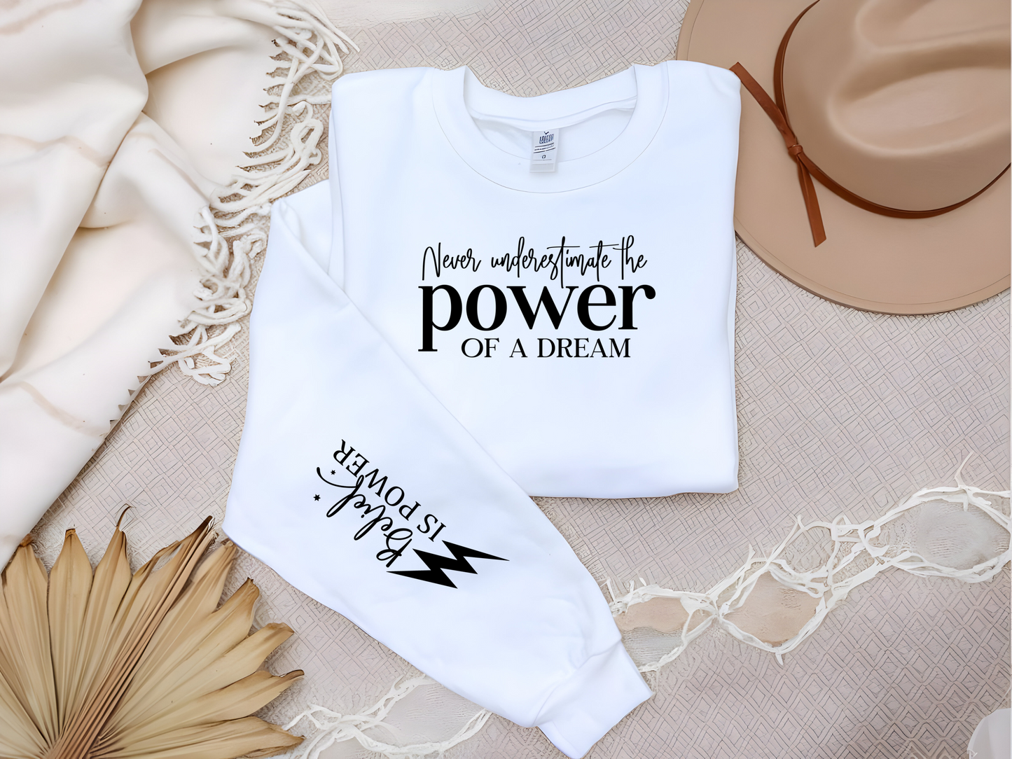 Inspirierender Pullover mit „Never underestimate the power of a dream. Belief is Power.“ Für alle, die groß träumen und an sich glauben!