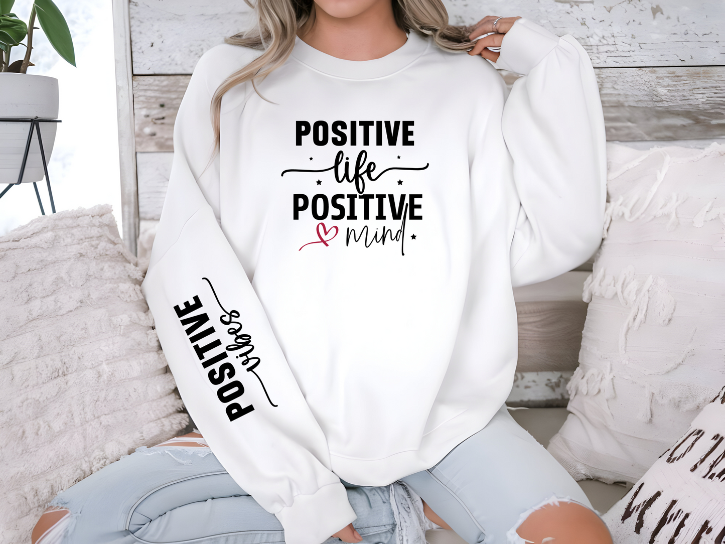 Stylischer Pullover mit „Positive Life, Positive Mind“ und „Positive Vibes“ am Ärmel. Perfekt für gute Laune und optimistische Vibes!