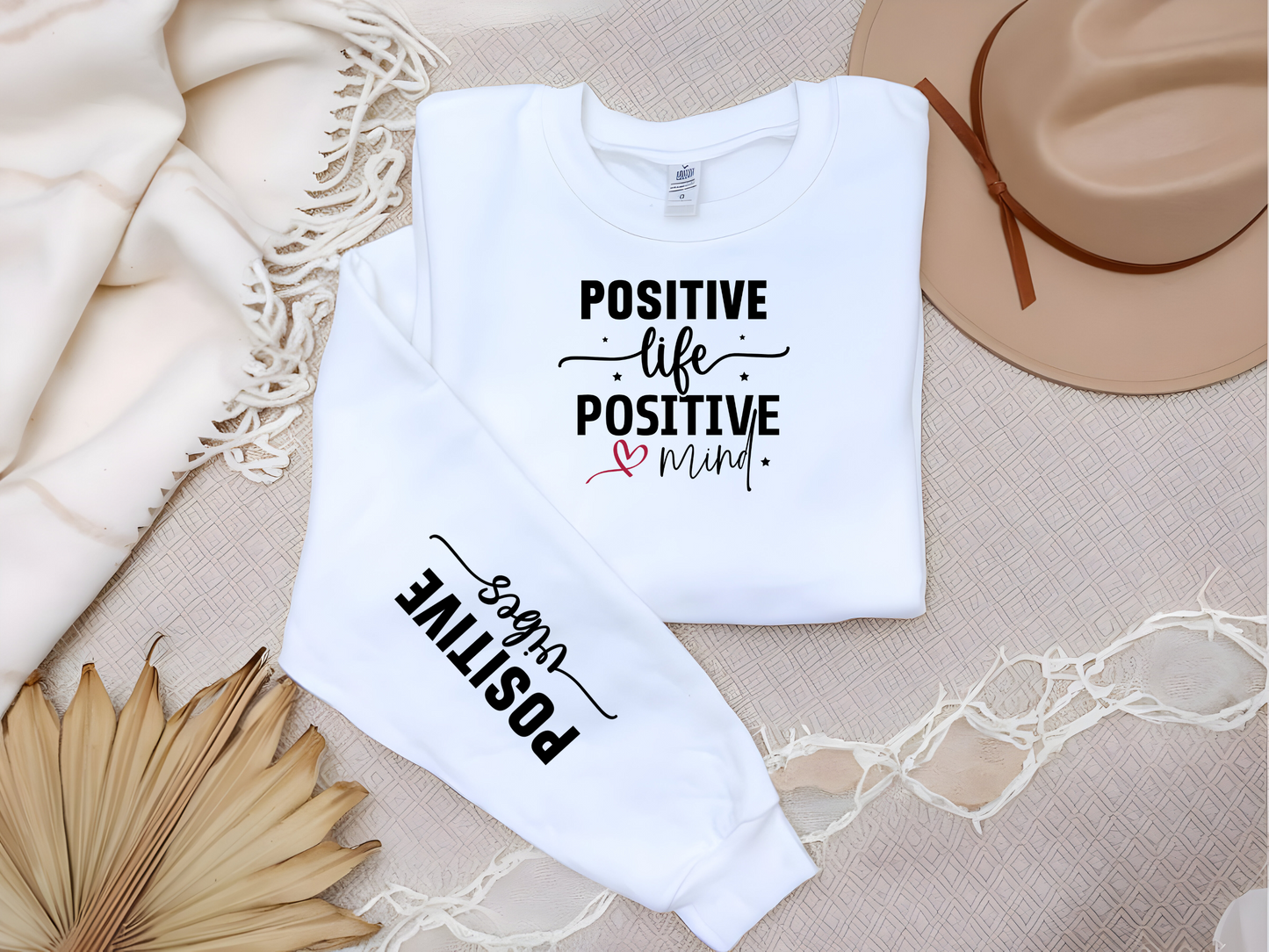 Stylischer Pullover mit „Positive Life, Positive Mind“ und „Positive Vibes“ am Ärmel. Perfekt für gute Laune und optimistische Vibes!