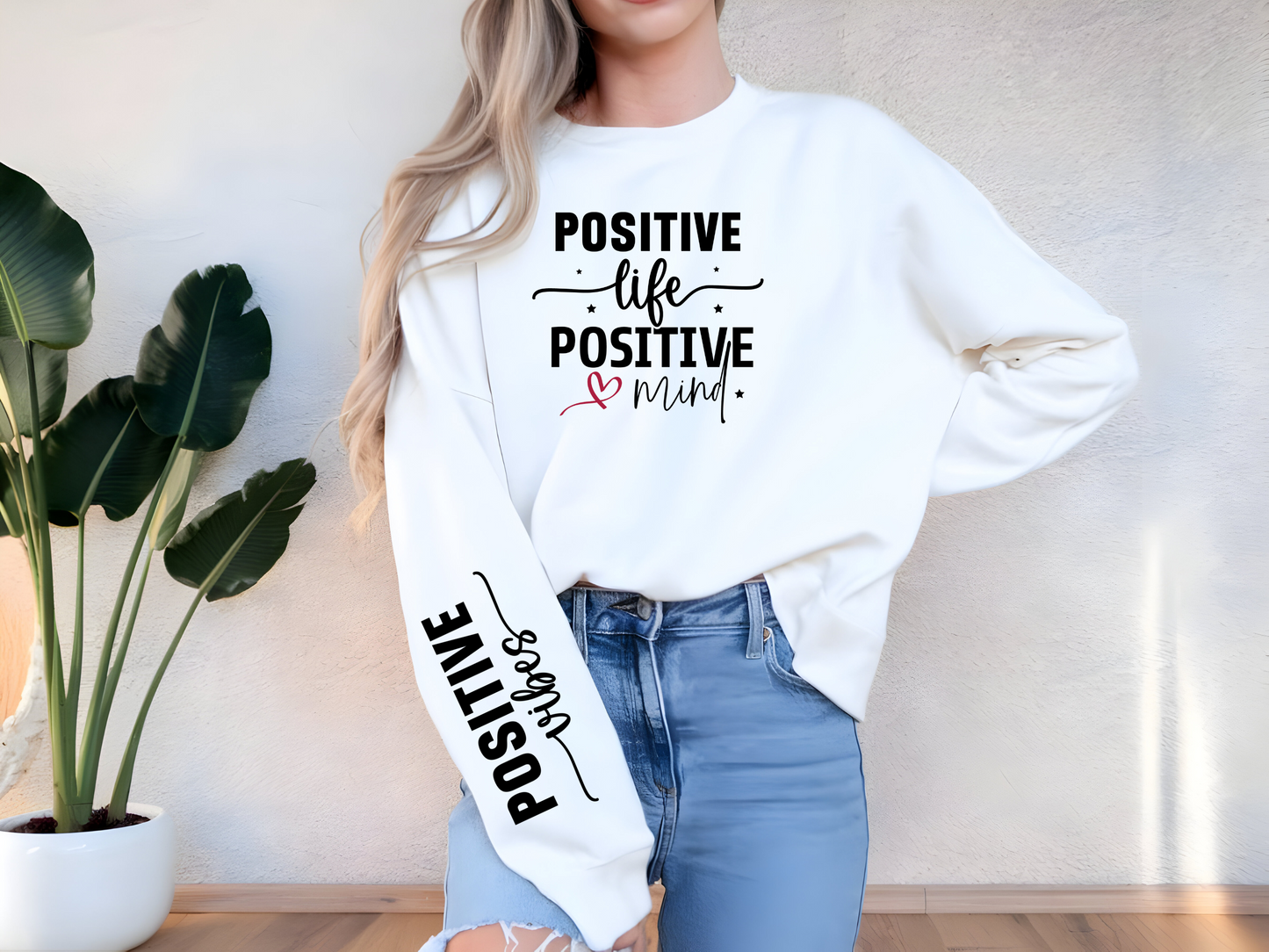 Stylischer Pullover mit „Positive Life, Positive Mind“ und „Positive Vibes“ am Ärmel. Perfekt für gute Laune und optimistische Vibes!