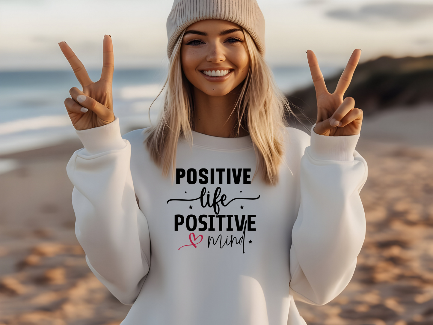 Stylischer Pullover mit „Positive Life, Positive Mind“ und „Positive Vibes“ am Ärmel. Perfekt für gute Laune und optimistische Vibes!