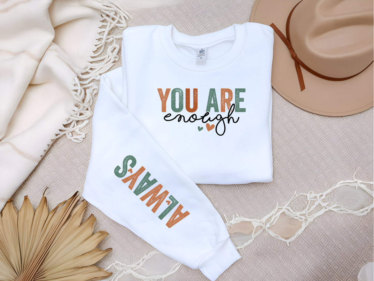 Trag die Botschaft "You are Enough – Always" mit Stolz! Dieser Pullover ist kuschelig, motivierend und perfekt für dich oder als Geschenk.